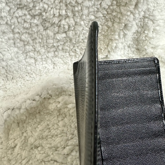 Authentic Louis Vuitton long Epi bifold wallet - Picture 4 of 16